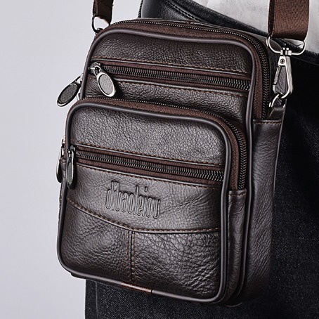 Sacoche homme en cuir, bandouliere zippee 3 Sacoche homme en cuir, bandouliere zippee, vue de face