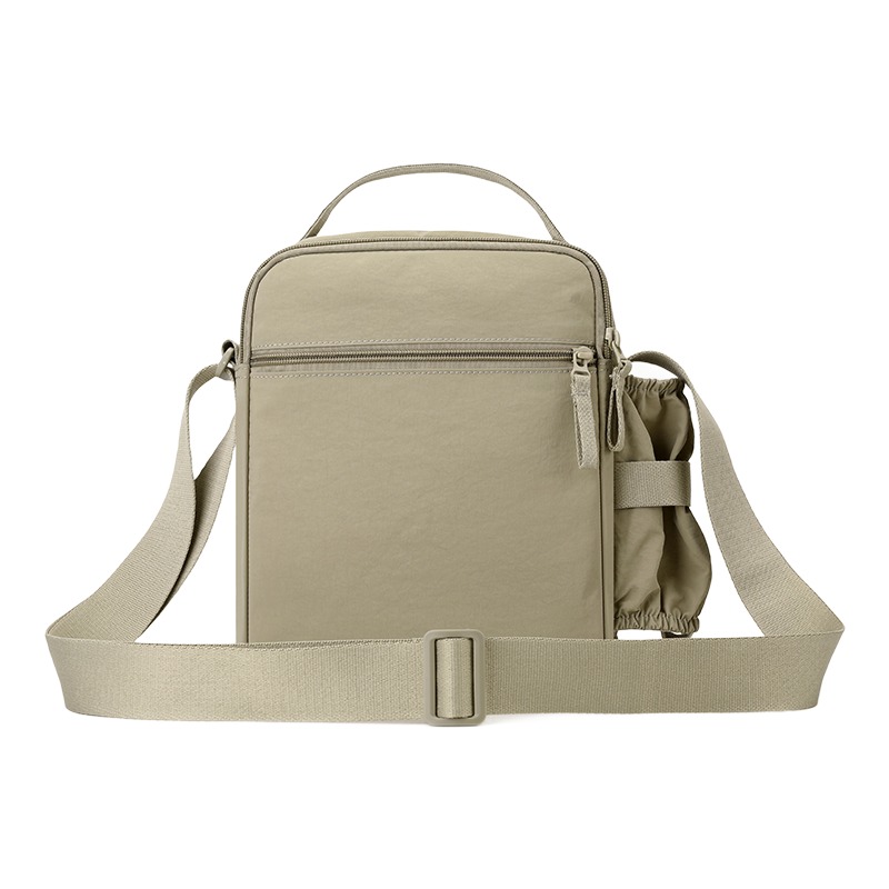 Sacoche poitrine homme compacte pour le quotidien urbain 2 Sacoche poitrine homme compacte pour le quotidien urbain, vue de trois quarts