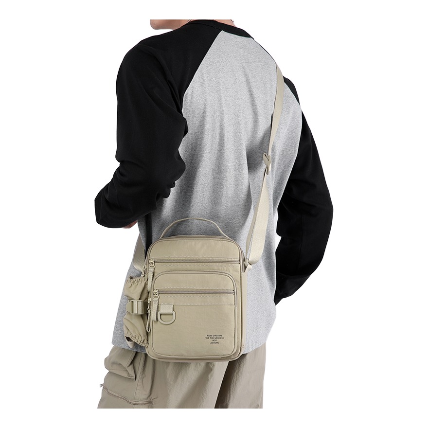 Sacoche poitrine homme compacte pour le quotidien urbain 3 Sacoche poitrine homme compacte pour le quotidien urbain, vue de face