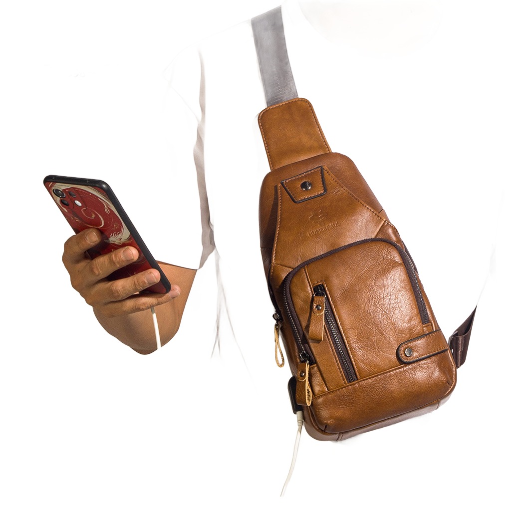 Sacoche poitrine homme en cuir véritable avec port USB, trois coloris 2 Sacoche poitrine homme en cuir véritable avec port USB, trois coloris, vue de trois quarts