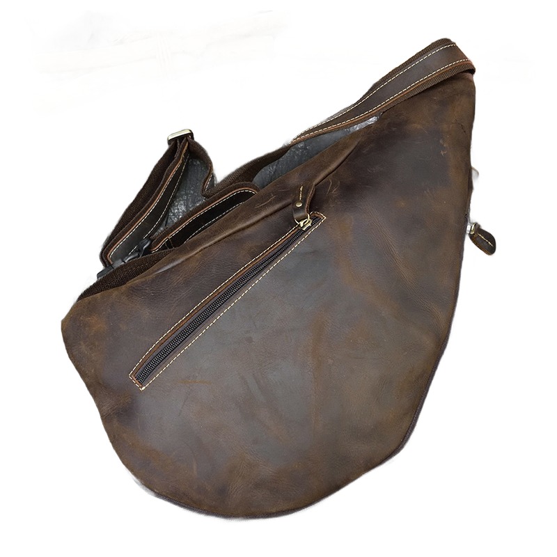 Sacoche poitrine homme en cuir véritable, grand format, quatre tons 2 Sacoche poitrine homme en cuir véritable, grand format, quatre tons, vue de trois quarts