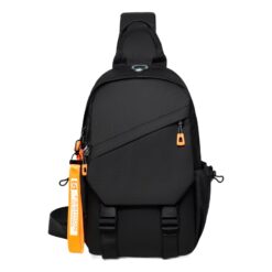 Sacoche poitrine homme en nylon déperlant, format sac à dos, vue de trois quarts