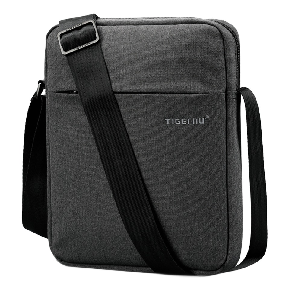 Sacoche poitrine homme en toile Oxford, compartiment tablette 2 Sacoche poitrine homme en toile Oxford, compartiment tablette, vue de trois quarts