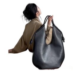 Tote bag homme minimaliste a porter sous le bras, vue de trois quarts