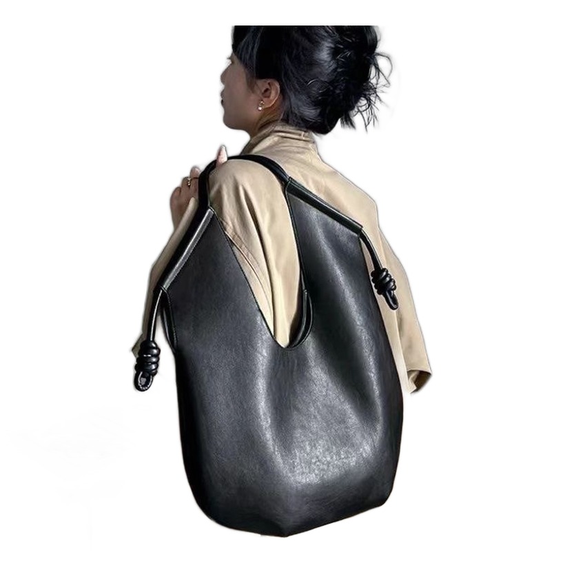 Tote bag homme minimaliste a porter sous le bras 3 Tote bag homme minimaliste a porter sous le bras, vue de face
