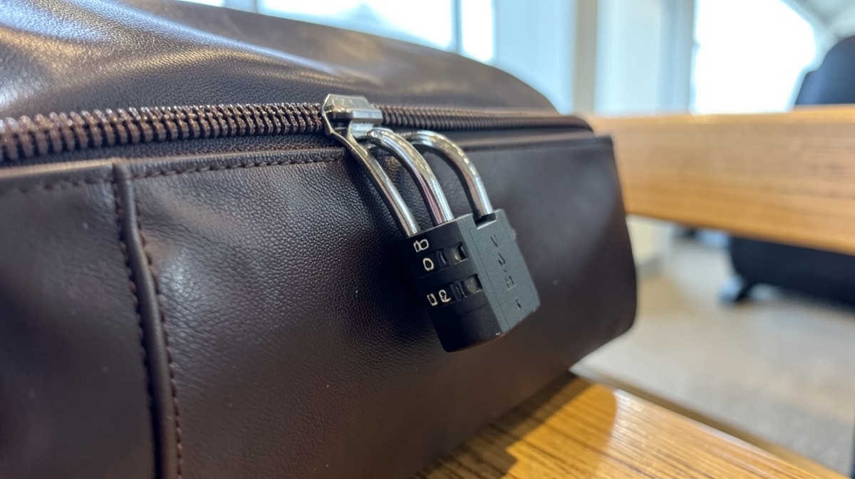 Cadenas TSA : comment ça marche et comment changer le code 1 Cadenas TSA à code fixé sur les tirettes d'un sac de voyage en cuir