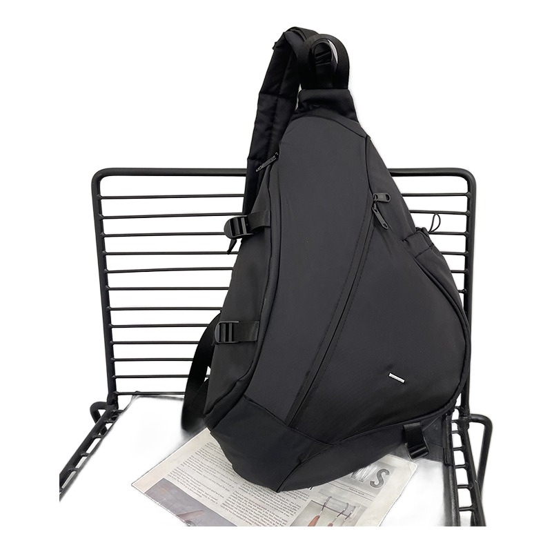 Grande sacoche poitrine homme sling en nylon noir, 54 cm 4 Grande sacoche poitrine homme sling en nylon noir, 54 cm, detail