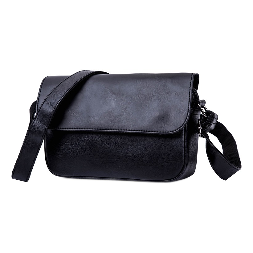 Petite sacoche à rabat homme, cuir PU au look vintage 2 Petite sacoche à rabat homme, cuir PU au look vintage, vue de trois quarts