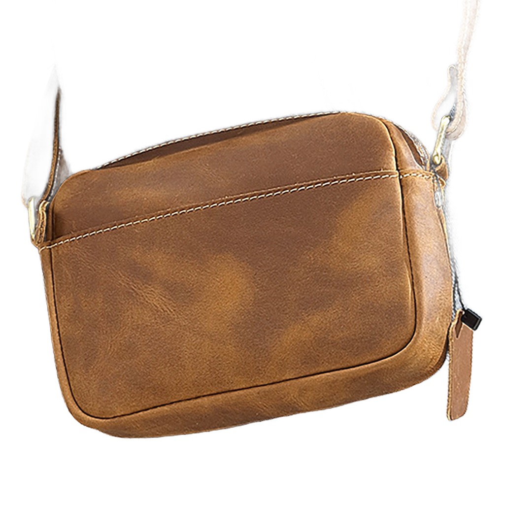 Petite sacoche homme cuir de vache Crazy Horse zippée 2 Petite sacoche homme cuir de vache Crazy Horse zippée, vue de trois quarts