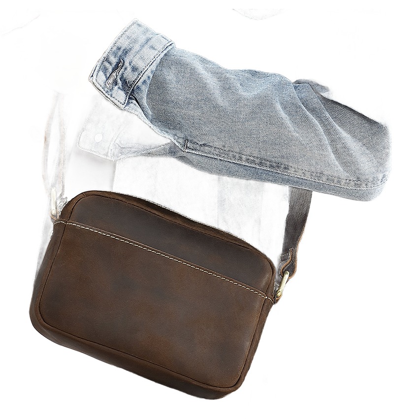Petite sacoche homme cuir de vache Crazy Horse zippée 3 Petite sacoche homme cuir de vache Crazy Horse zippée, vue de face
