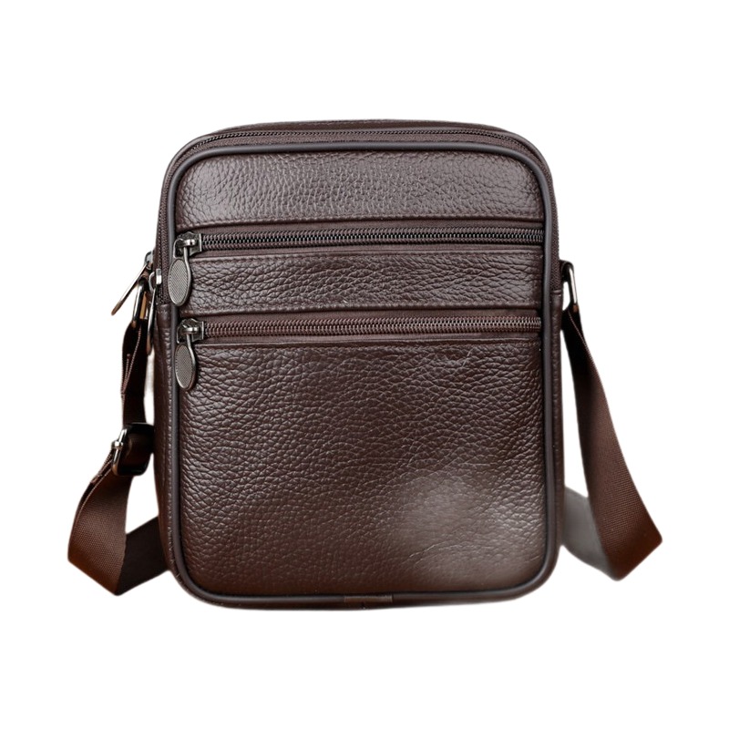 Petite sacoche homme cuir véritable, bandoulière verticale zippée 2 Petite sacoche homme cuir véritable, bandoulière verticale zippée, vue de trois quarts