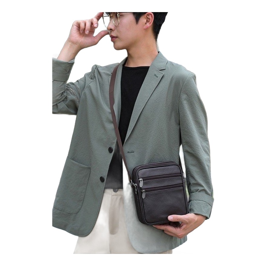 Petite sacoche homme cuir véritable, bandoulière verticale zippée 3 Petite sacoche homme cuir véritable, bandoulière verticale zippée, vue de face