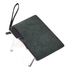 Pochette homme dragonne en similicuir, modèle plat zippé aspect daim, vue de trois quarts