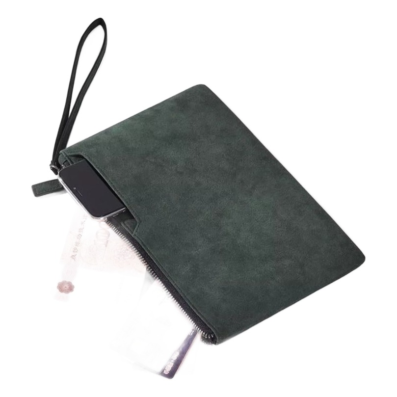 Pochette homme dragonne en similicuir, modèle plat zippé aspect daim 2 Pochette homme dragonne en similicuir, modèle plat zippé aspect daim, vue de trois quarts