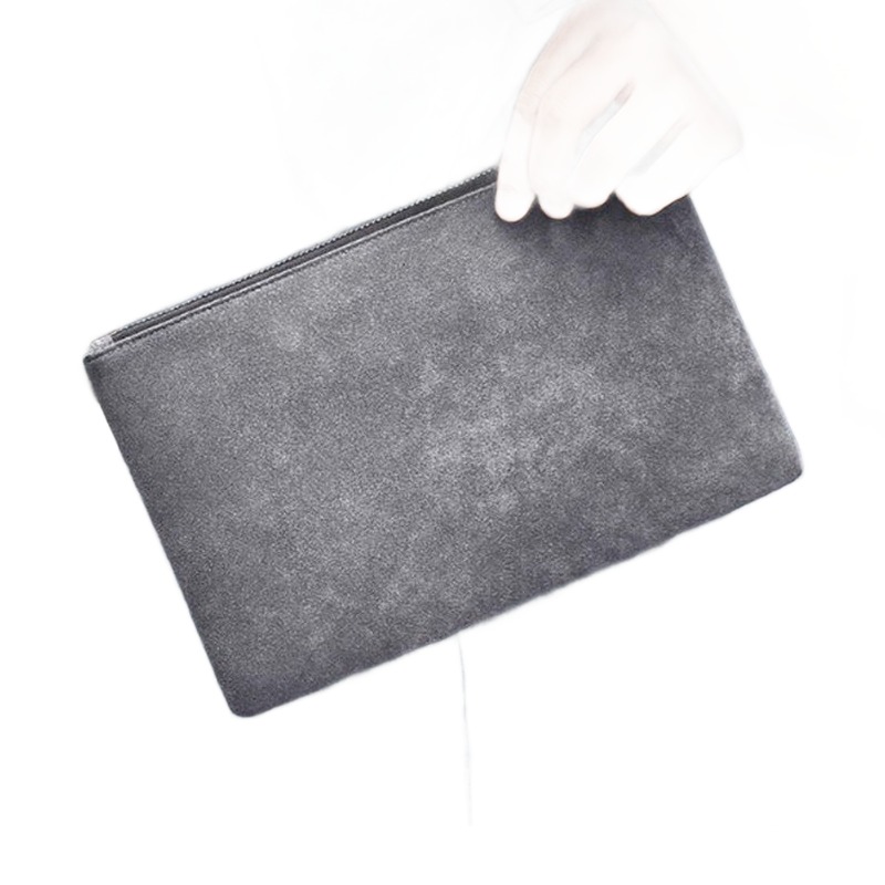 Pochette homme dragonne en similicuir, modèle plat zippé aspect daim 3 Pochette homme dragonne en similicuir, modèle plat zippé aspect daim, vue de face