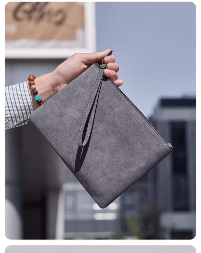 Pochette homme dragonne en similicuir, modèle plat zippé aspect daim 4 Pochette homme dragonne en similicuir, modèle plat zippé aspect daim, detail