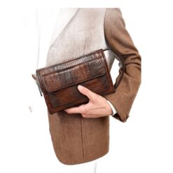 Pochette homme en cuir PU façon crocodile, poignée et poche à rabat, vue de trois quarts