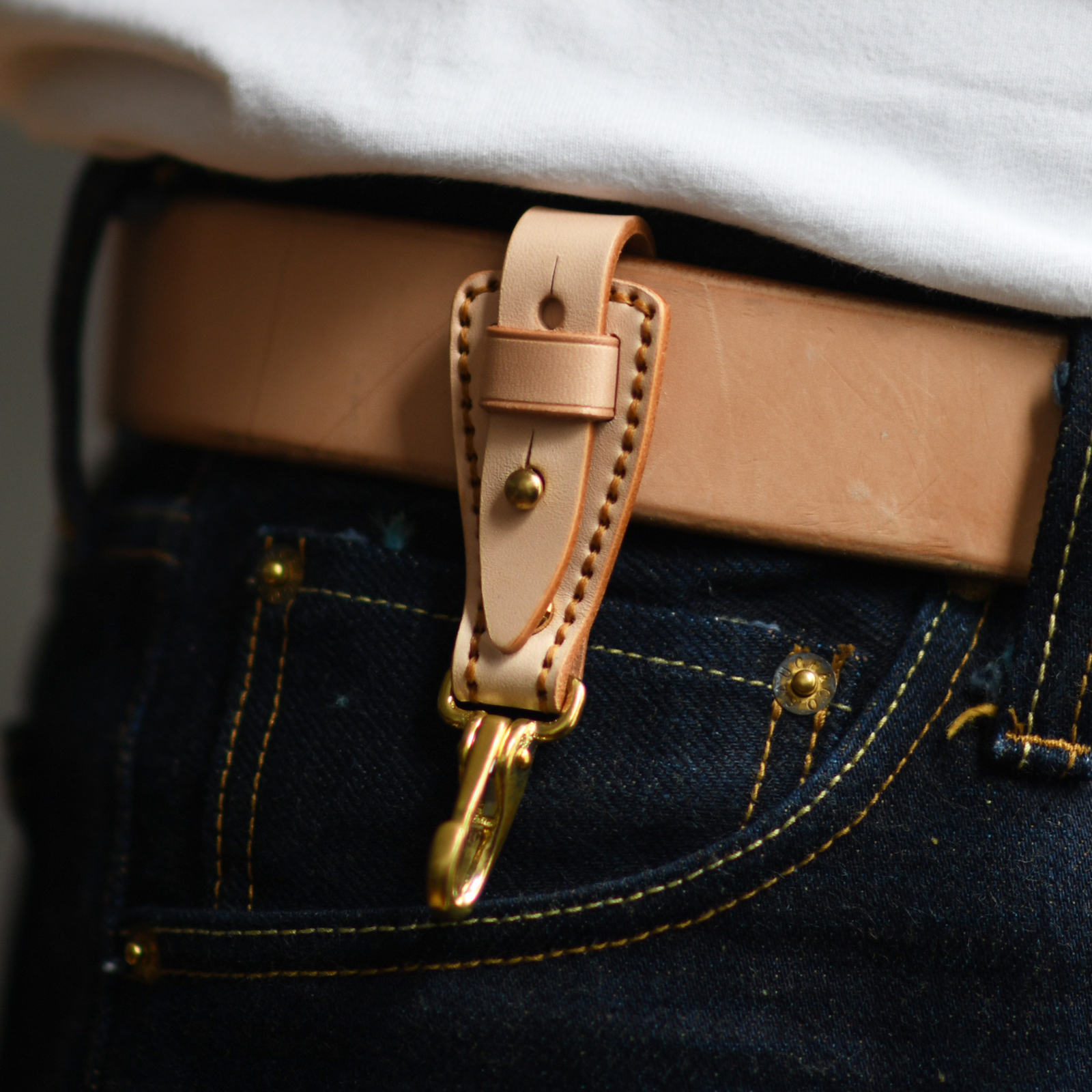 Porte-clés ceinture homme en cuir de vache, mousqueton doré 1 Porte-clés ceinture homme en cuir de vache, mousqueton doré, vue principale