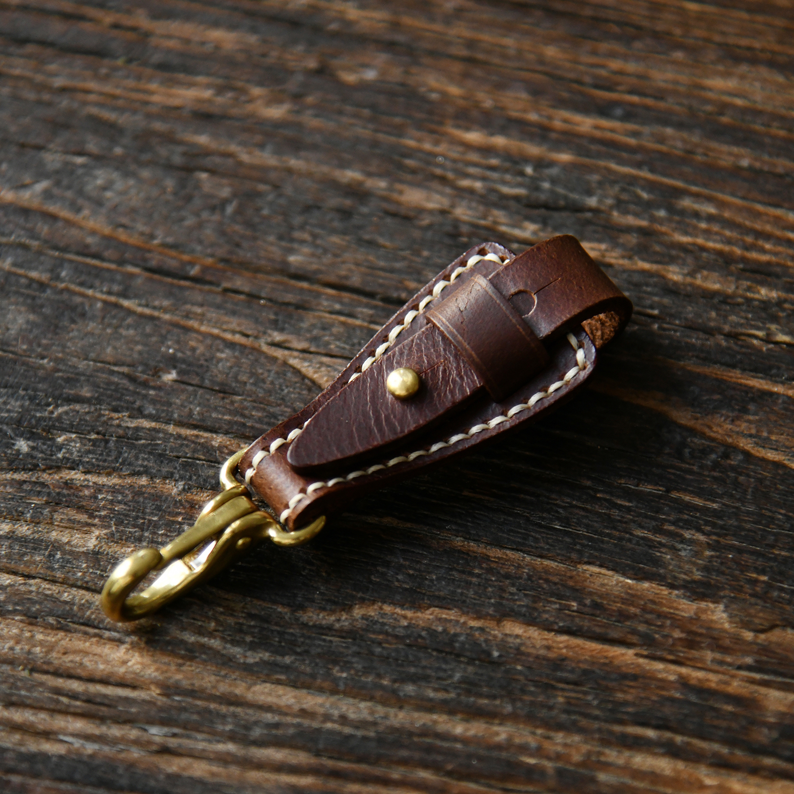 Porte-clés ceinture homme en cuir de vache, mousqueton doré 3 Porte-clés ceinture homme en cuir de vache, mousqueton doré, vue de face