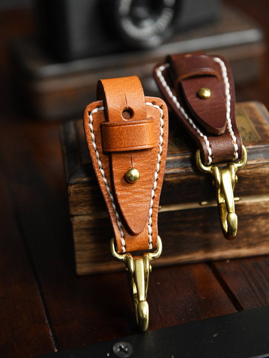 Porte-clés ceinture homme en cuir de vache, mousqueton doré 4 Porte-clés ceinture homme en cuir de vache, mousqueton doré, detail