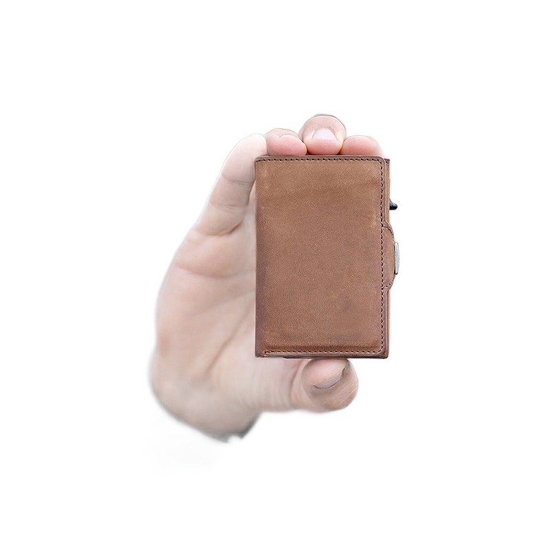Portefeuille homme porte-cartes pop-up en cuir de vache 2 Portefeuille homme porte-cartes pop-up en cuir de vache, vue de trois quarts