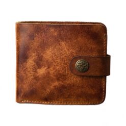 Portefeuille homme vintage en cuir de vache à bouton pression, vue de trois quarts
