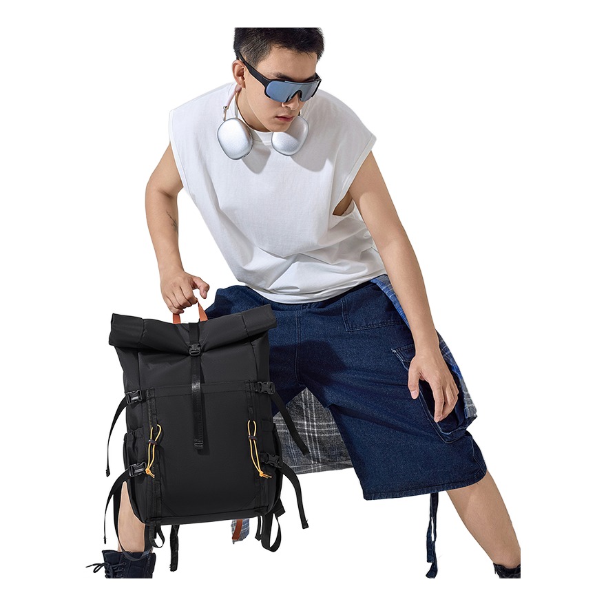 Sac à dos de voyage homme à rabat enroulable, 28 litres 6 Sac à dos de voyage homme à rabat enroulable, 28 litres, vue de profil