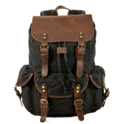 Sac à dos vintage homme en toile cirée, rabat en cuir de vachette, vue de trois quarts