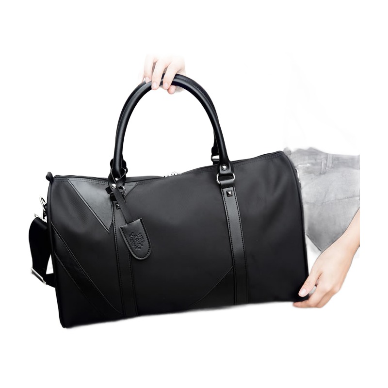 Sac polochon homme noir, deux tailles, anses et bandoulière 2 Sac polochon homme noir, deux tailles, anses et bandoulière, vue de trois quarts