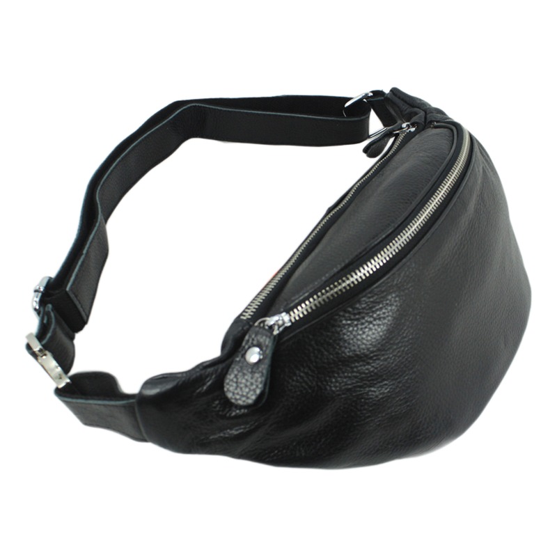 Sacoche banane homme en cuir de vache noir, deux poches zippées 2 Sacoche banane homme en cuir de vache noir, deux poches zippées, vue de trois quarts