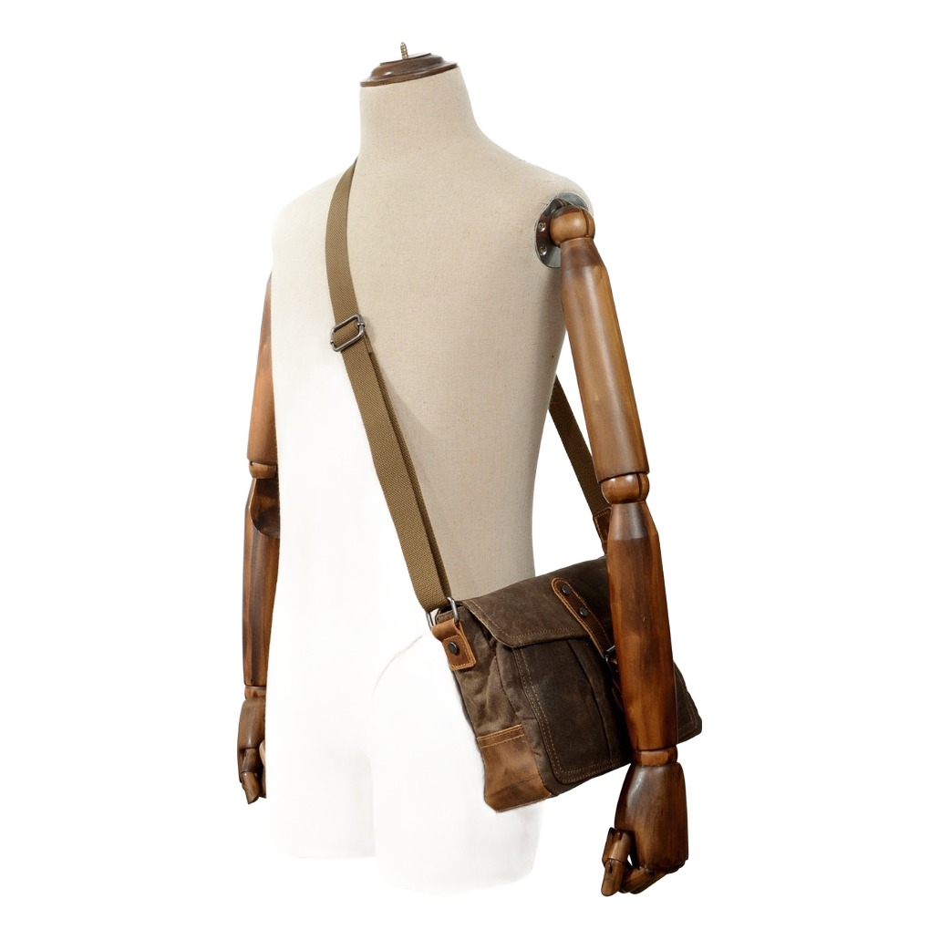 Sacoche bandoulière homme en toile cirée à rabat et boucle, style rétro 6 Sacoche bandoulière homme en toile cirée à rabat et boucle, style rétro, vue de profil