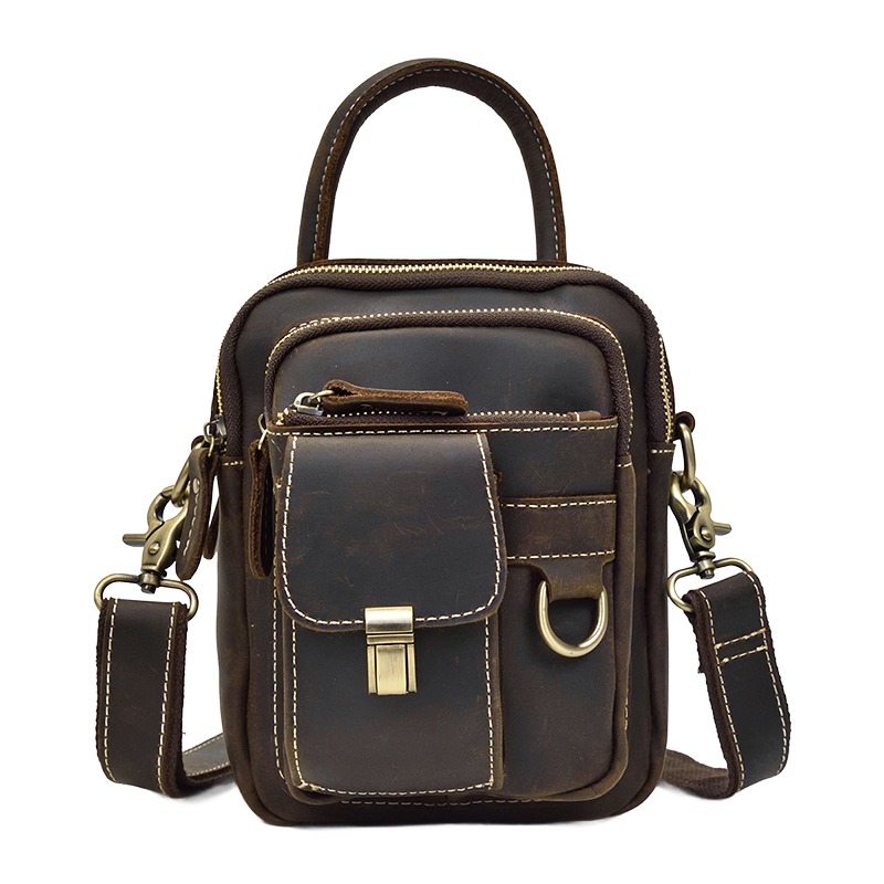Sacoche homme cuir Crazy Horse à poignée et fermoir, format compact 2 Sacoche homme cuir Crazy Horse à poignée et fermoir, format compact, vue de trois quarts