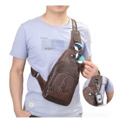 Sacoche poitrine homme cuir gaufré façon croco, sangle élargie, vue de trois quarts