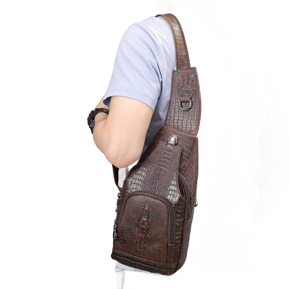 Sacoche poitrine homme cuir gaufré façon croco, sangle élargie 3 Sacoche poitrine homme cuir gaufré façon croco, sangle élargie, vue de face