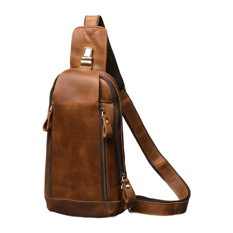 Sacoche poitrine homme en cuir de cheval véritable, style vintage 2 Sacoche poitrine homme en cuir de cheval véritable, style vintage, vue de trois quarts
