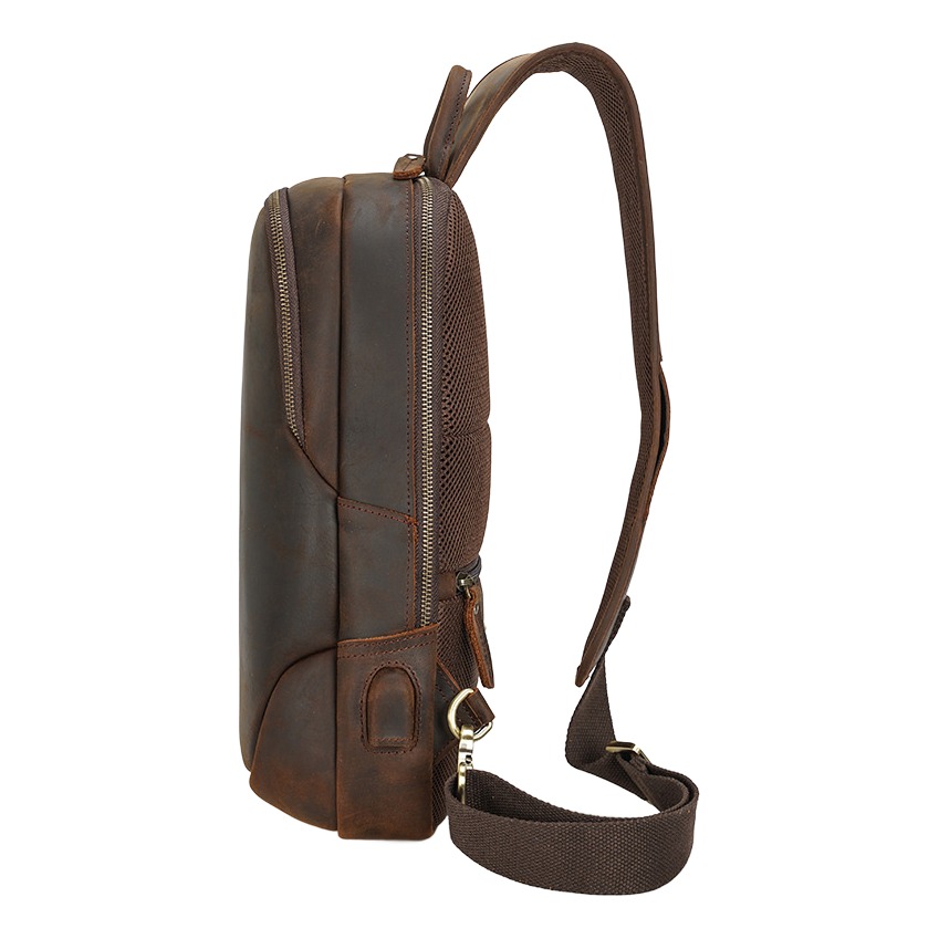 Sacoche poitrine homme en cuir véritable avec port USB, deux tailles 2 Sacoche poitrine homme en cuir véritable avec port USB, deux tailles, vue de trois quarts