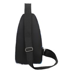 Sacoche poitrine homme en nylon noir à motif géométrique, vue de trois quarts