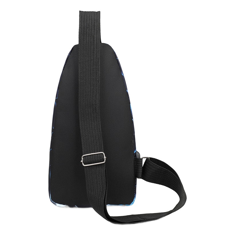 Sacoche poitrine homme en nylon noir à motif géométrique 2 Sacoche poitrine homme en nylon noir à motif géométrique, vue de trois quarts
