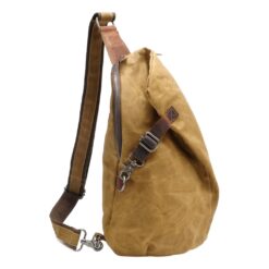 Sacoche poitrine homme en toile cirée et garnitures cuir, style vintage, vue de trois quarts