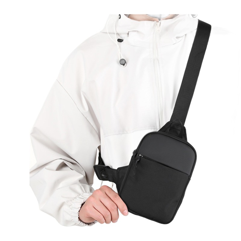 Sacoche poitrine homme noire en tissu Oxford, deux tailles 2 Sacoche poitrine homme noire en tissu Oxford, deux tailles, vue de trois quarts