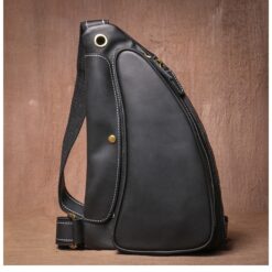 Sacoche triangle homme en cuir crazy horse, port poitrine, vue de trois quarts