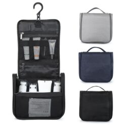 Trousse de toilette homme à suspendre, trois coloris, vue de trois quarts